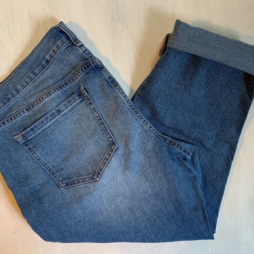 Like New Old Navy Boyfriend Capri Jeans
